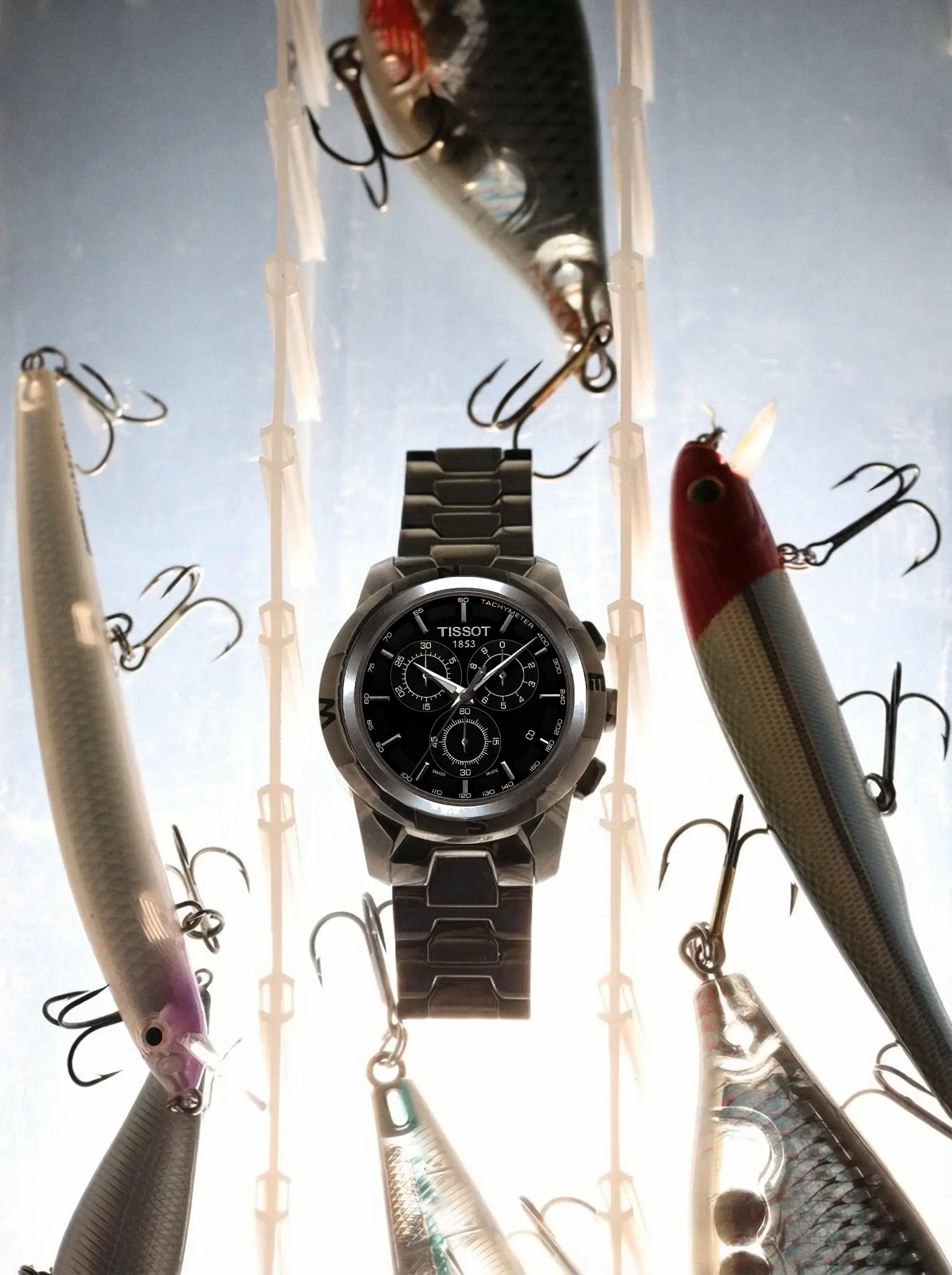 Серебряная подвеска на цепочке с отражением на градиентном фоне.